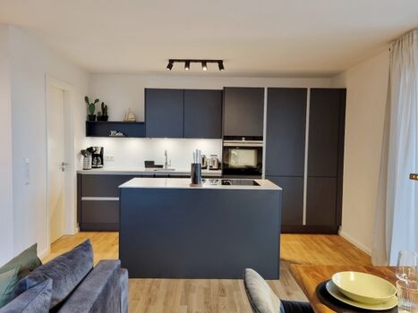 die Küche mit Kücheninsel