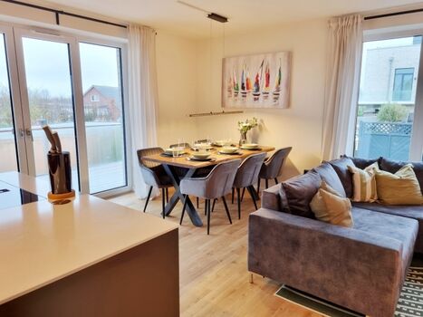 Blick aus der Küche in den offenen Wohn-Essbereich