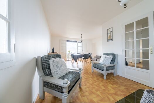 Wohnzimmer mit Ausgang zur Südterrasse