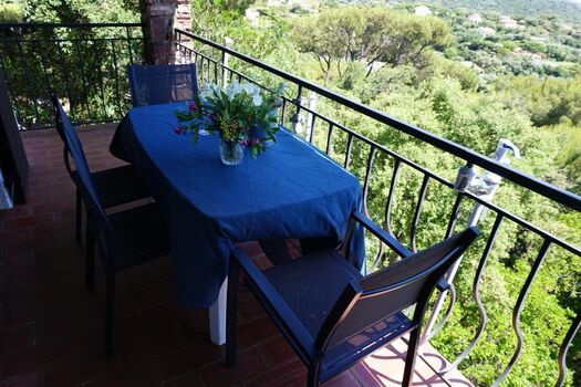 große Sonnenterrasse mit traumhaftem Meerblick