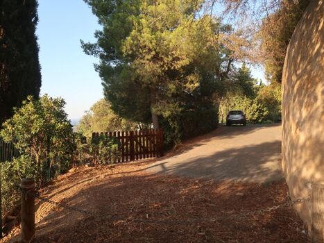 Eingang zum Grundstück und Parkmöglichkeiten