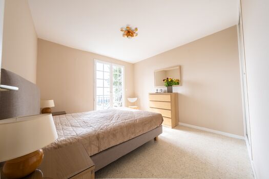 Schlafzimmer 1 mit Ausgang zur Südterrasse