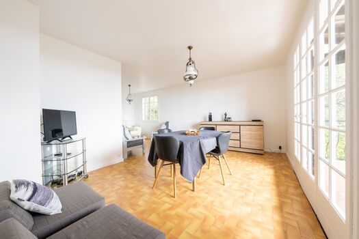 Wohnzimmer mit Ausgang zur Südterrasse