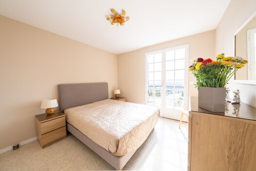 Schlafzimmer 1 mit Ausgang zur Südterrasse