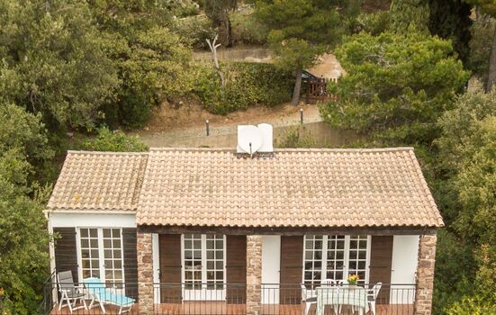 Südansicht mit Einfahrt und Parkplatz im Hintergrund