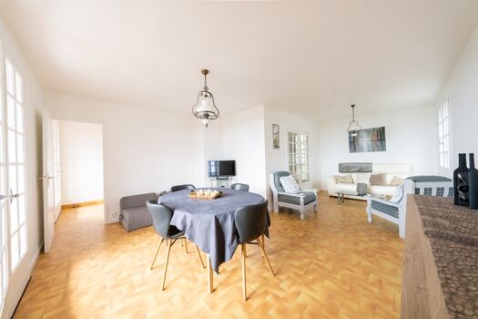 Wohnzimmer mit Ausgang zur Südterrasse