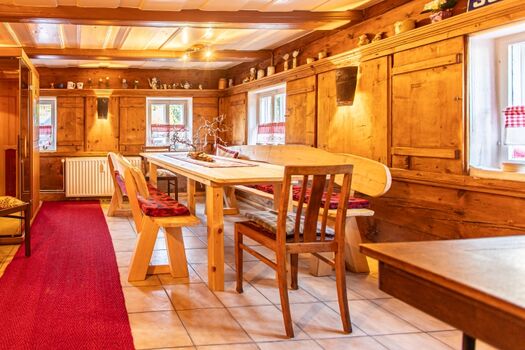 Seperater Aufenthaltsraum im EG mit Infrarotsauna