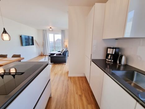 Blick aus der Küche in den Wohnbereich