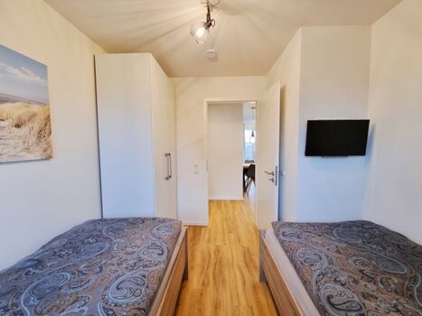 das Zweibettzimmer mit TV