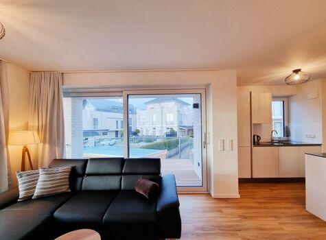 große Fensterfront und Ausgang auf den Balkon