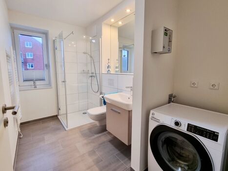 das Duschbad mit Waschmaschine