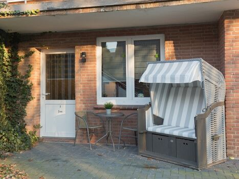 Eigene kleine Terrasse mit Strandkorb
