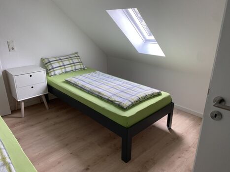 2. Schlafzimmer mit 2 Einzelbetten, elektrischer Rolladen am Dachfenster