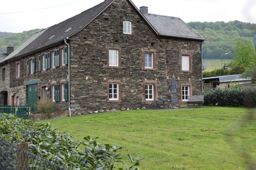 Gemütliche Fewo, eingezäunte Wiese mit Sitzmöglichkeit