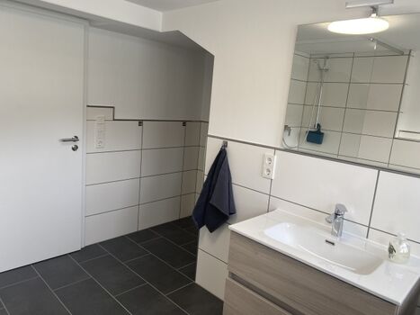 grosszügiges neues Badezimmer