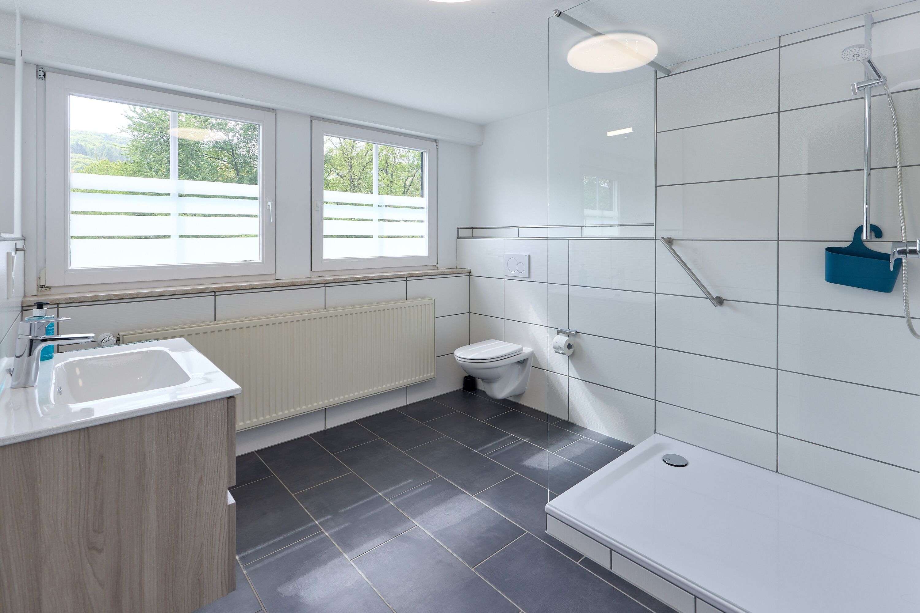grosses Bad, grosse Dusche im Dachgeschoss