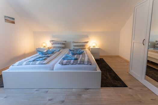 Der Schlafraum mit Doppelbett