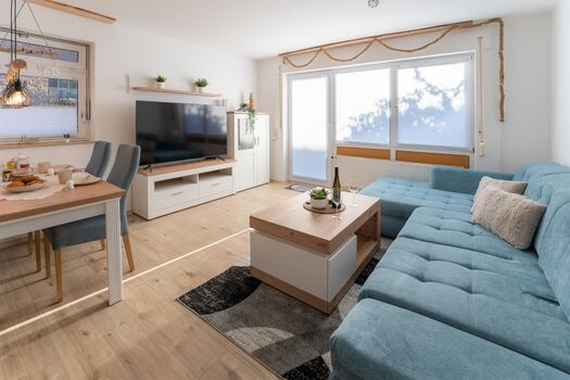 Gemütlich entspannen auf dem Ecksofa - für Unterhaltung ist gesorgt