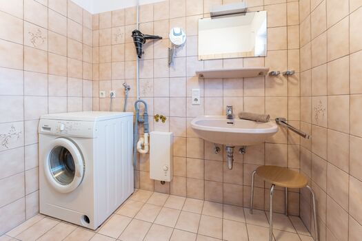 ...und Waschplatz mit Waschmaschine