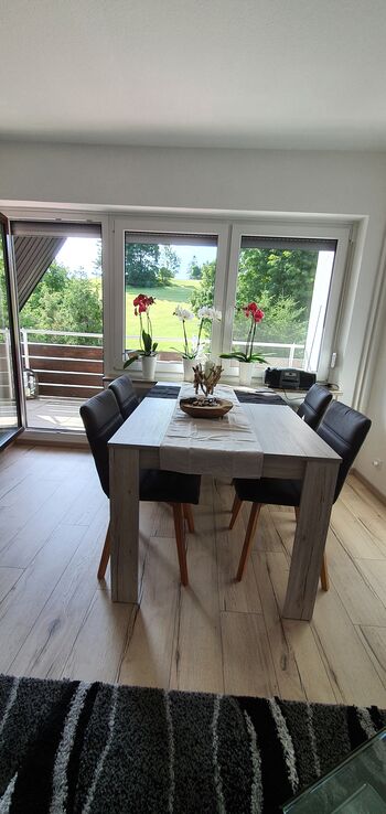 grosser Esstisch für gemeinsame Mahlzeiten