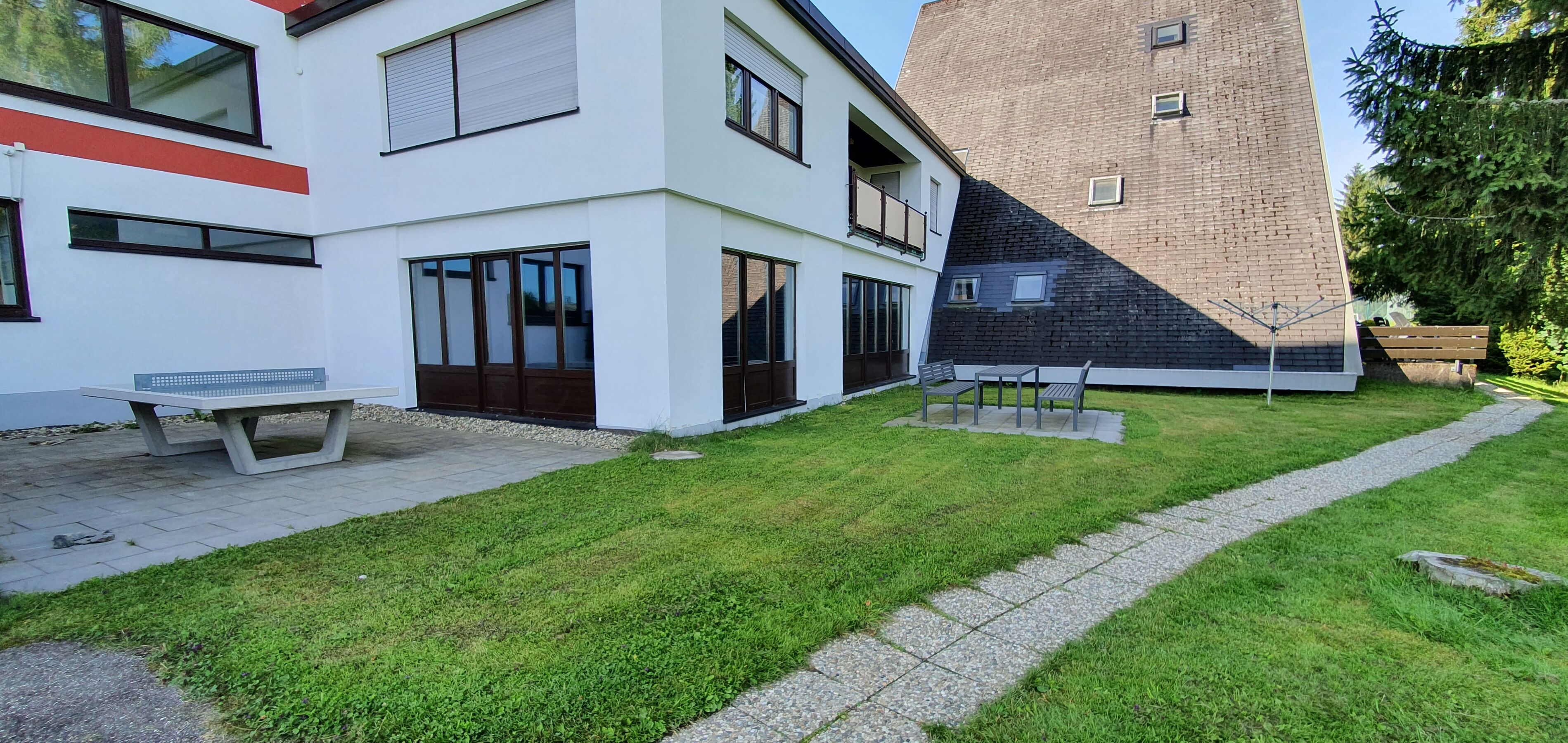 Tischtennisplatte im Hof-Spaß für Gross und Klein