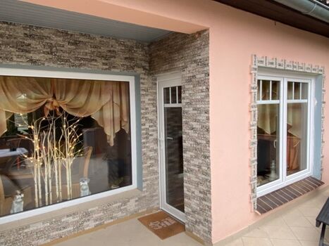 Terrassentür und grosse Fenster mit Blick in den Garten 