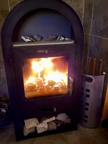 Kaminofen im  Wohn/ Esszimmer für  romantische, kuschelige  Abende