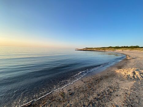 Blick von weitem auf die Steilküste in Ahrenshoop
