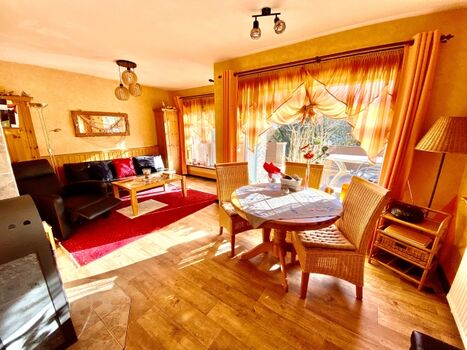 Wohn / Esszimmer mit ausziehbarer Schlafcouch 