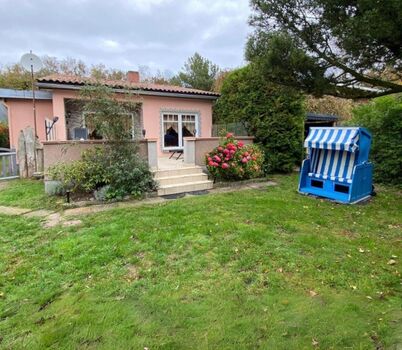 eingezäunter Gartenteil mit Strandkorb 