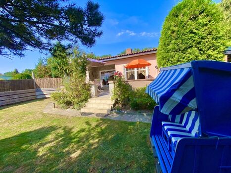 eingezäunter Gartenteil mit Strandkorb im Ferienhaus  Ostseehund