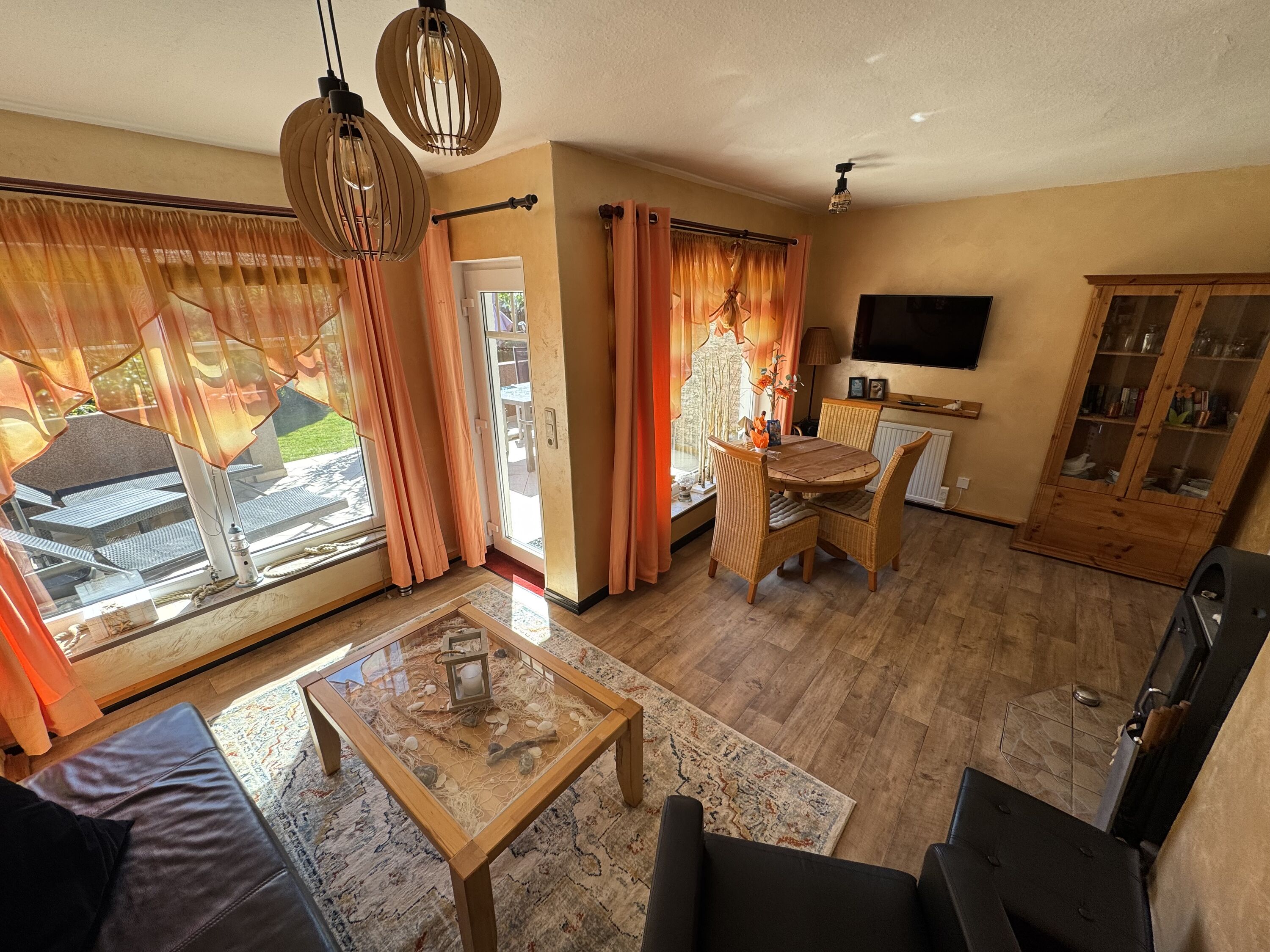 Wohn / Esszimmer mit Ausgang zur Terrasse