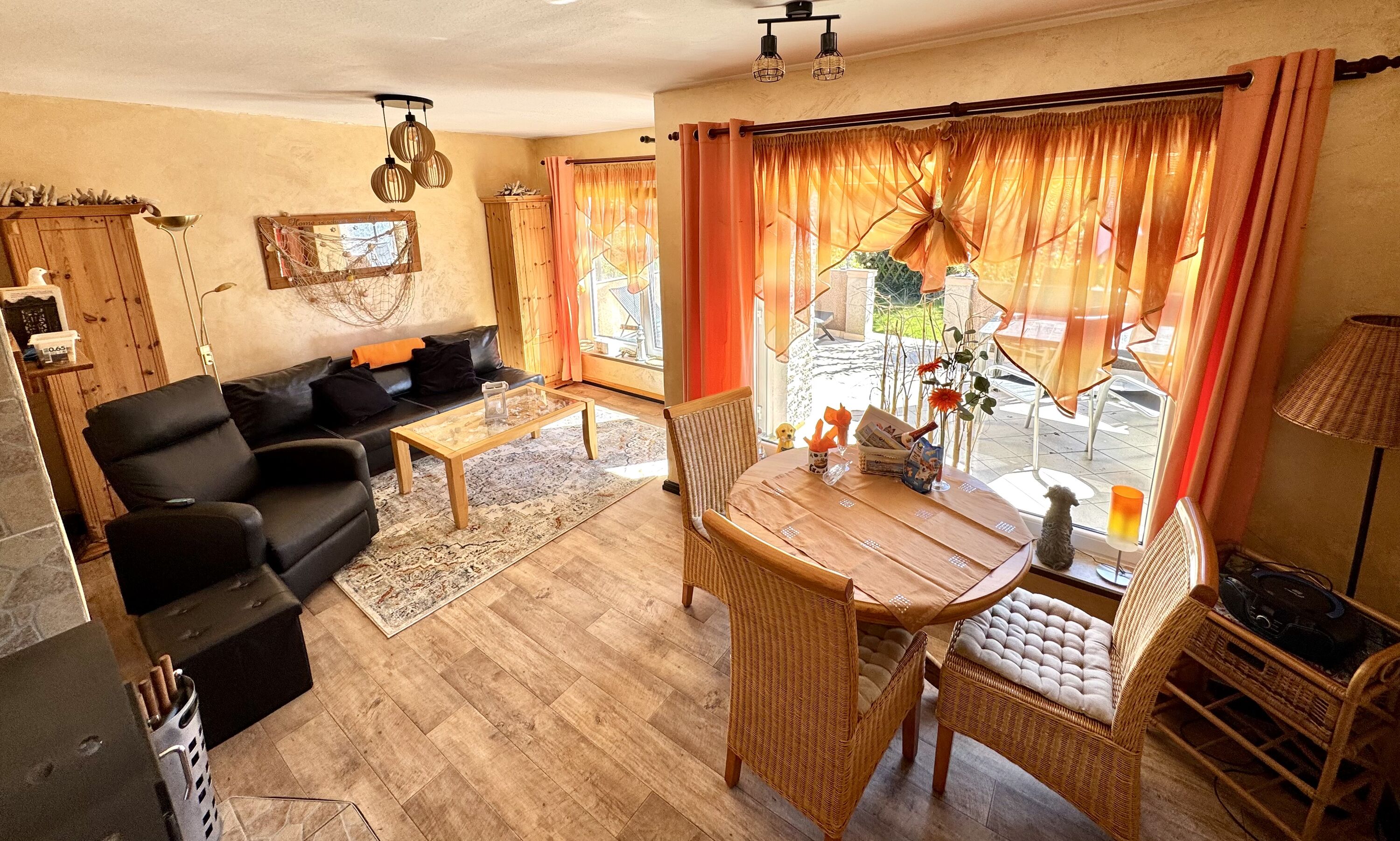 Wohn/ Esszimmer mit Massagesessel und Schlafcouch