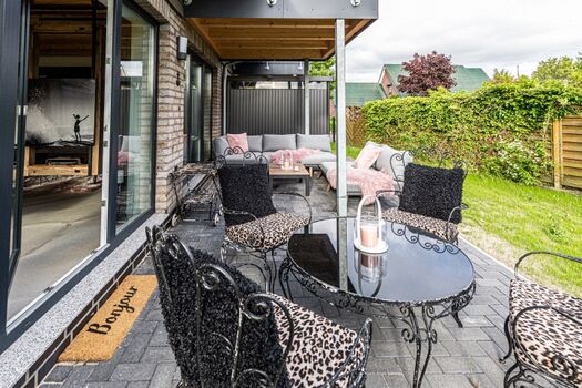 Terrasse mit Lounge und Frühstücksecke
