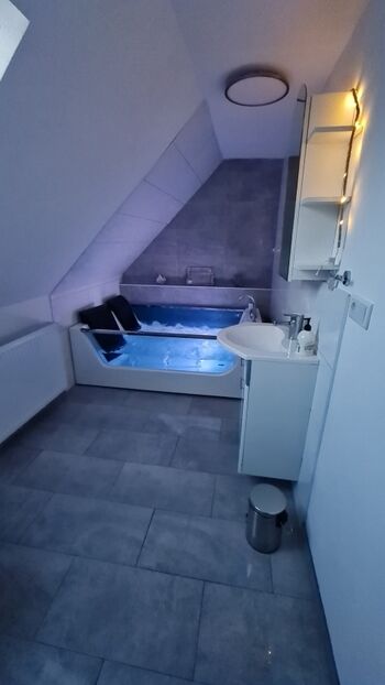 Bad Obergeschoss mit Whirlpoolwanne 
