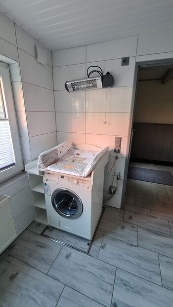 Waschmaschine mit Wickektisch mit Heizstrahler