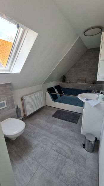 Whirlpoolwanne im Bad im OG