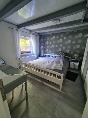 Schlafzimmer unten links Bett 2.20 m lang, TV