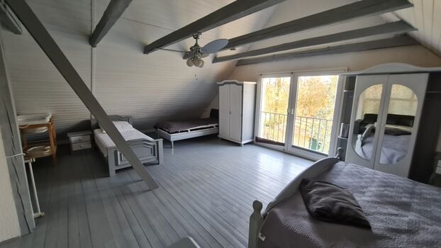 Schlafzimmer OG rechts mit 4 Betten und Kinderbetten  sowie Infrarotkabine 