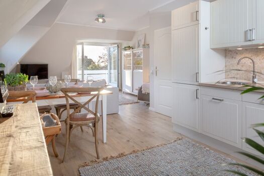 Küche mit Blick zum Balkon