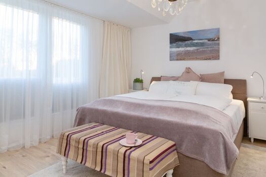 Schlafzimmer mit Doppelbett