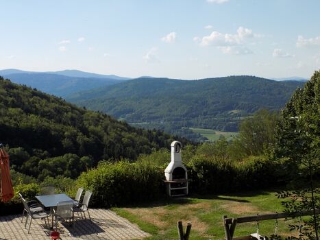 Gemeinschaftsgarten mit Grill und Liegen