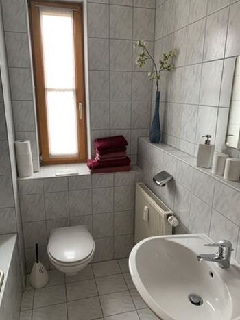 kleines Bad mit Fenster