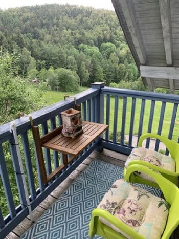 kleiner Balkon mit Blick in die Natur