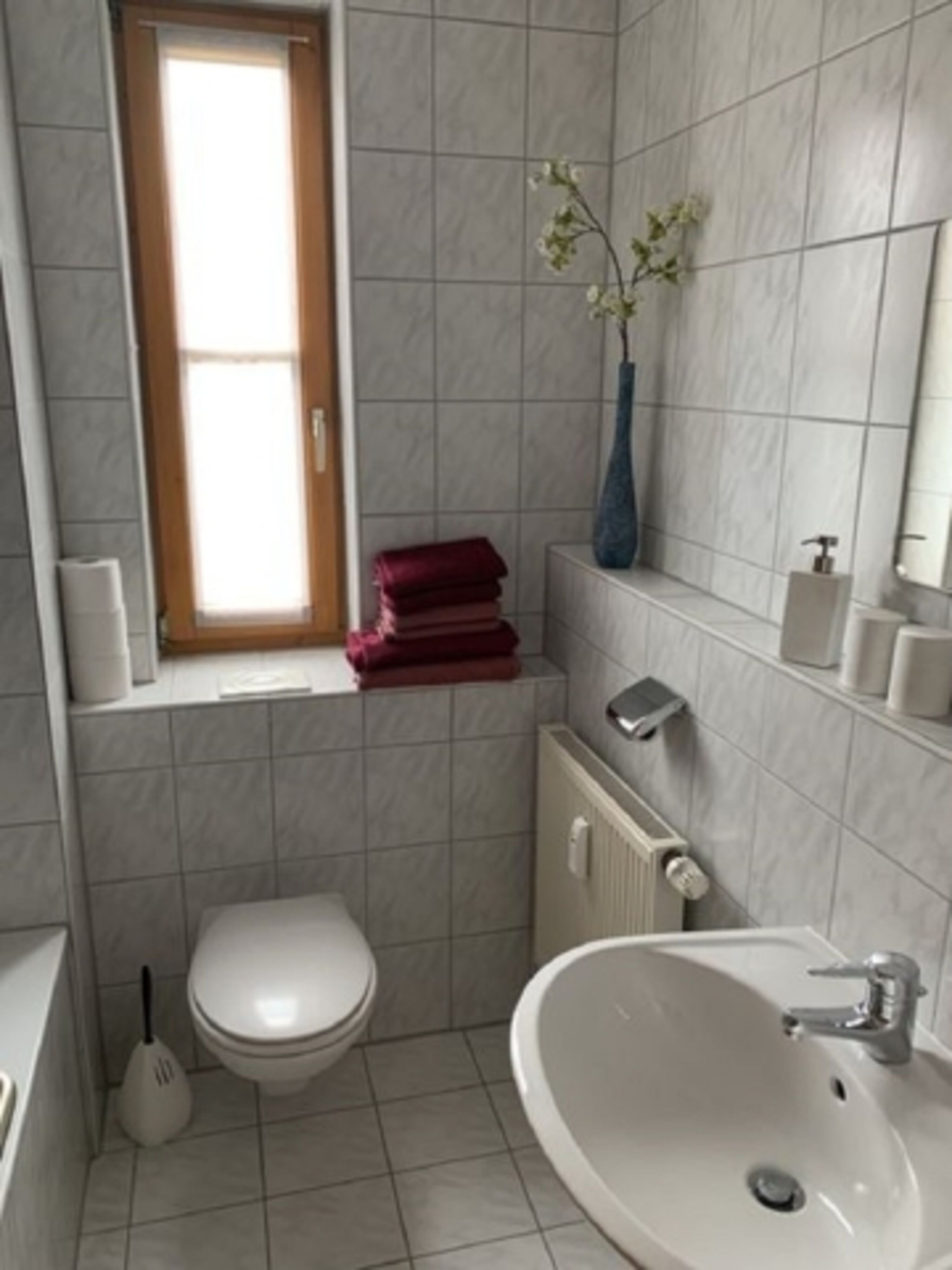 kleines Bad mit Fenster