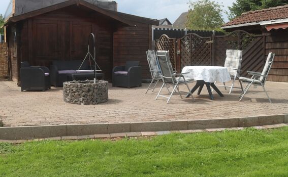 Eingezäuntes Grundstück mit Grillecke