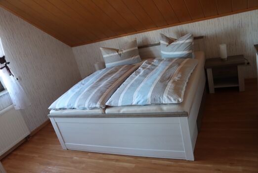Schlafzimmer 1 (Bett 1,80x2,00)