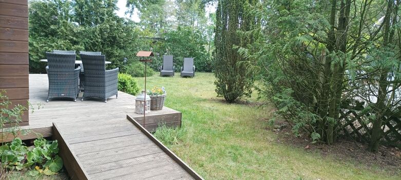 Terrasse mit Rampe für Kinderwagen, Rollstuhl 