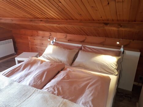 Gemütliches Boxspringbett 180x200 mit Blick auf den See