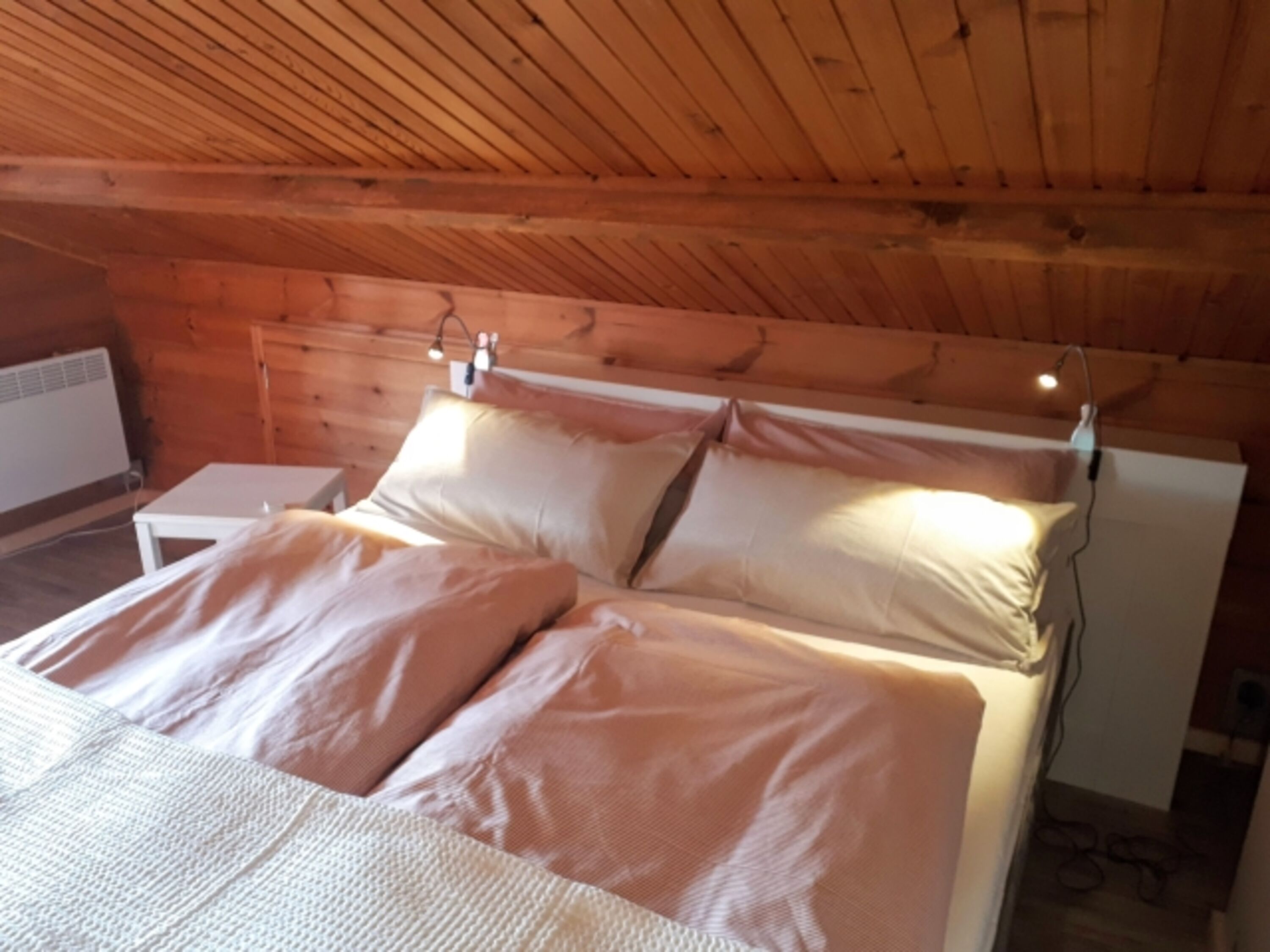 Gemütliches Boxspringbett 180x200 mit Blick auf den See
